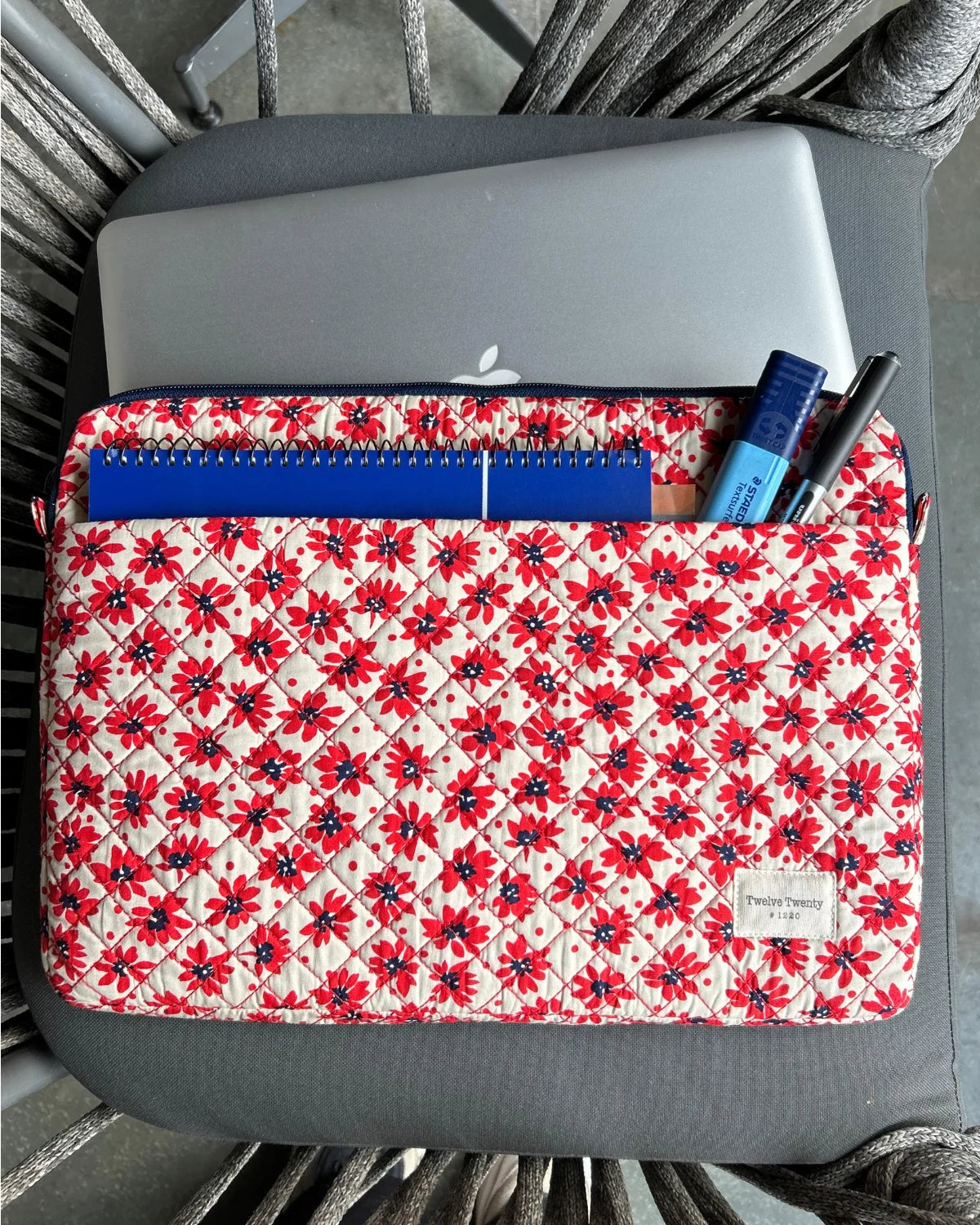 Laptop Sleeve W Pocket - Red Daisies